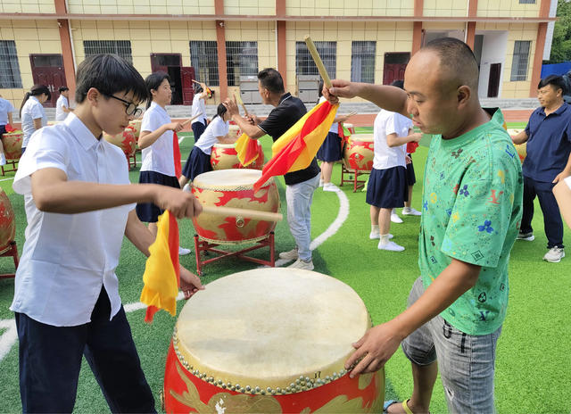 龙舟鼓文化进校园（图）

 

    6月29日，隆回县邀请邵阳市12名龙舟鼓手来到岩口镇大观中学，现场教学生龙舟鼓点，传承龙舟鼓文化。