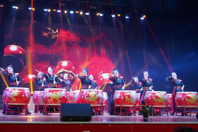 汇报演出展银龄风采（图）

 

    6月29日晚，隆回县老干部大学举行教学成果汇报演出。近年来，该县把老干部大学作为惠民实事来抓，先后开设合唱、舞蹈、二胡、书法等多门课程，聘请专业老师任教，定期开展文艺展演、户外活动。老干部大学成为广大老年朋友的快乐大本营。