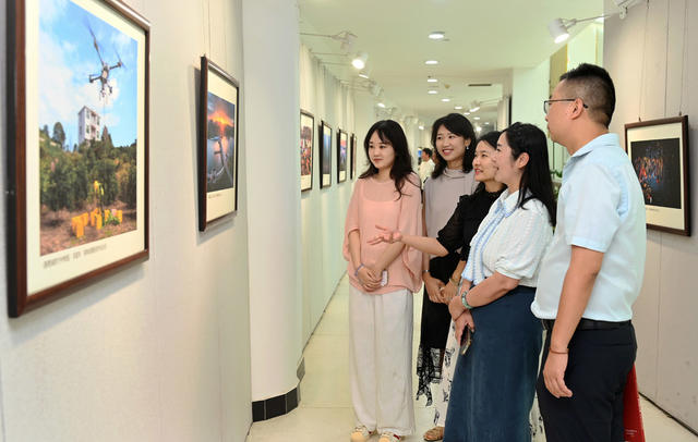 展览 美术 书法 摄影 礼赞 祝福 作品 庆祝  中国共产党成立105周年
 观览 观看 群众 