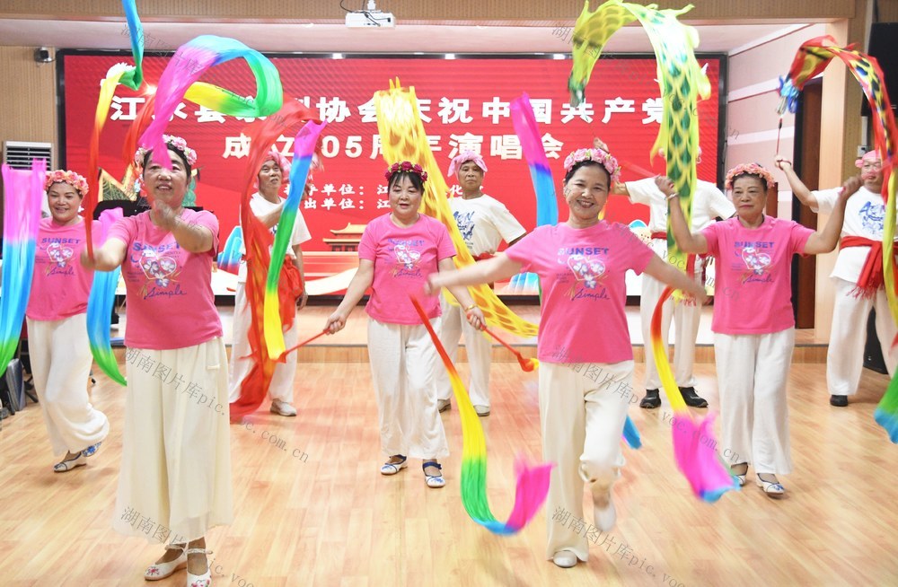  载歌载舞庆“七一”