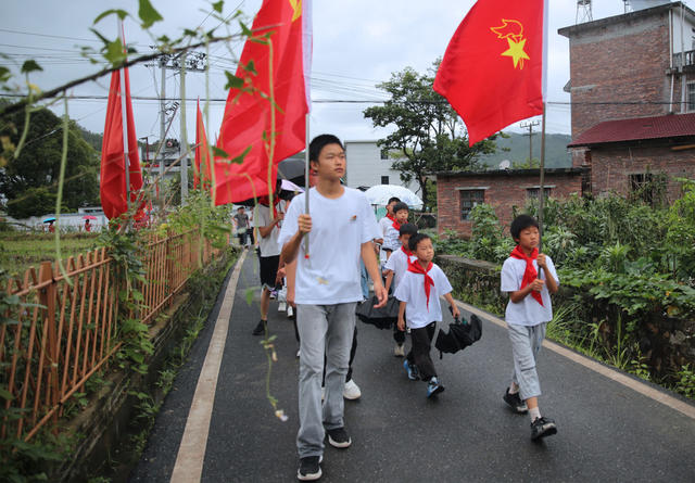 湖南桂东、七一、红色研学、童心向党、红四军活动旧址群、普乐镇东水村、红色基因、少年、革命精神、队旗