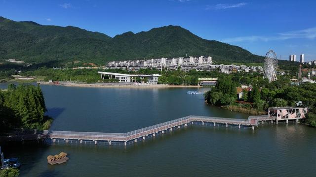 郴州市  城东新区  苏仙区 
 东湖公园  郴州长卷   风光 
 蓝天  碧水  城市  生态  画卷