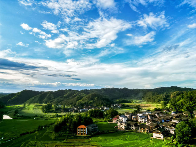 通道 傍晚 阳光 照射 村庄 景美 如画