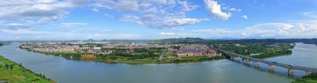 2026年7月3日，湖南省常宁市水口山镇，蜿蜒碧蓝的湘江穿境而过，与两岸葱绿山林、绿色田园、错落有致民居交相辉映，构成一幅秀美生态画卷。
​