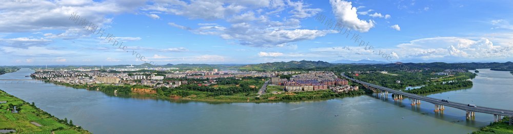 2026年7月3日，湖南省常宁市水口山镇，蜿蜒碧蓝的湘江穿境而过，与两岸葱绿山林、绿色田园、错落有致民居交相辉映，构成一幅秀美生态画卷。
​