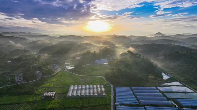 霞光  映照  乡村  如画