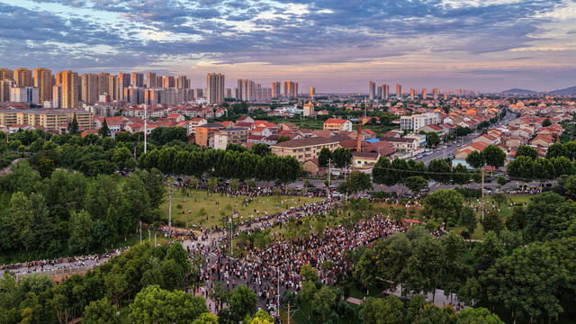 2026年7月5日的澧县多安桥畔，如今是健身与烟火气交织的网红打卡地。作为清代古桥，其旁开阔的广场是千人齐舞的天然舞台。桥下澧水河风送爽，河岸公园里篮球、羽毛球等设施一应俱全。最抚凡人心的是这里的人间烟火气：小吃夜市香气四溢，地摊琳琅满目，孩童嬉闹，将运动休闲、古桥风韵与市井生活完美融合。
