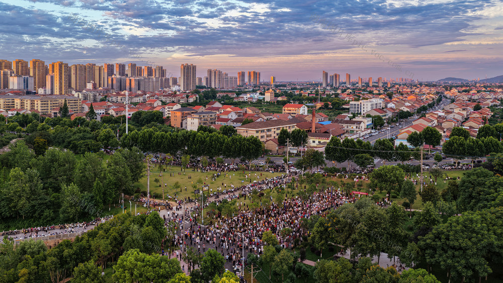 2026年7月5日的澧县多安桥畔，如今是健身与烟火气交织的网红打卡地。作为清代古桥，其旁开阔的广场是千人齐舞的天然舞台。桥下澧水河风送爽，河岸公园里篮球、羽毛球等设施一应俱全。最抚凡人心的是这里的人间烟火气：小吃夜市香气四溢，地摊琳琅满目，孩童嬉闹，将运动休闲、古桥风韵与市井生活完美融合。