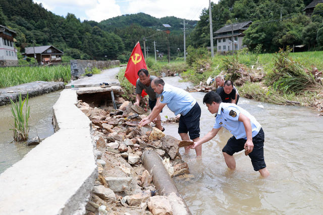 暴雨灾后 市监驻村 党员干部 抢险慰问 暖心帮扶
