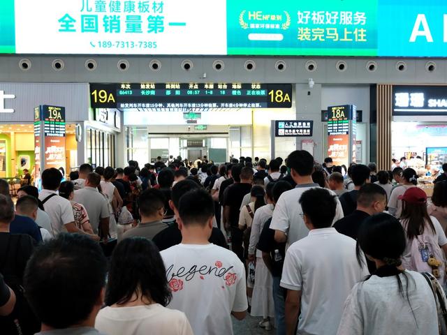 亲子团、毕业游带火铁路暑运 