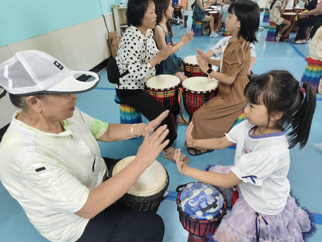 隆回暑假亲子公益课堂（图）

 

    7月11日，湖南省隆回县妇联举办暑假手鼓亲子公益课堂。通过手鼓快乐互动，增进亲情。