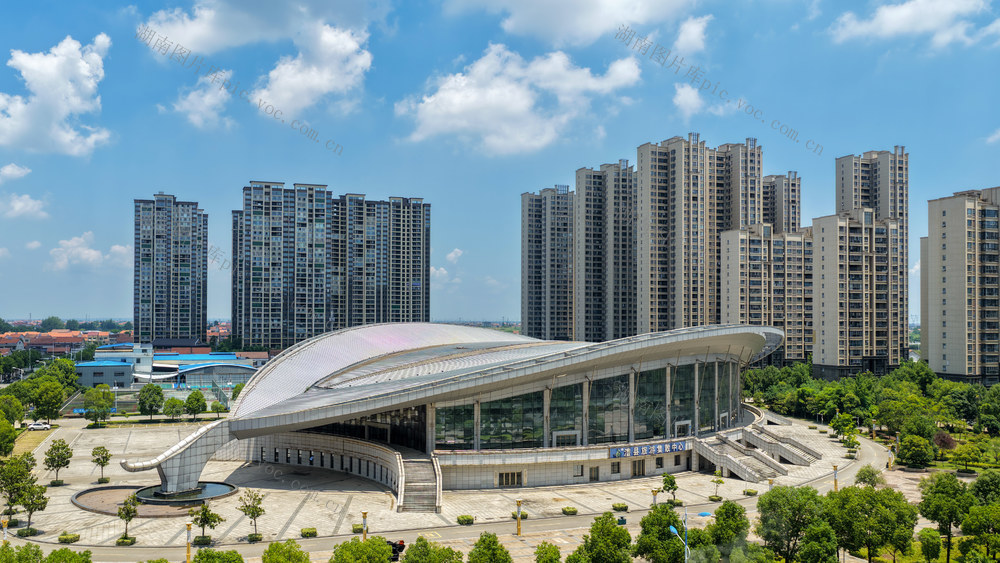 澧县的天空蓝得像是从城头山遗址里刨出的一块古玉——温润，厚重，带着六千年的沉静。澧水悠悠流过，把整片蓝拓印在水面，又揉碎了洒进两岸的油菜花田。风起时，柳枝晃动这片蓝，白鹭从蓝里滑过，如一道轻盈的划痕。这蓝有了厚度，仿佛伸手一揭，就能把整块天幕抽走，露出底下更蓝的故乡。