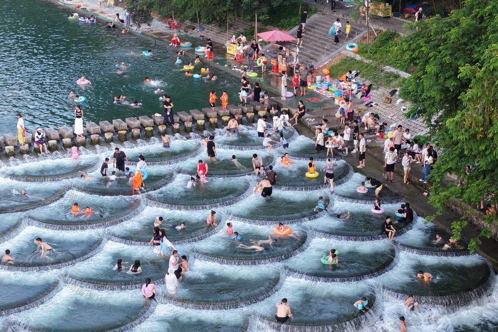 戏水、消暑、高温、旅游、玩水