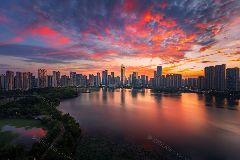 城市风光  城市天际线 梅溪湖 长沙 夕阳 晚霞 夜景 城市 高楼 倒影 黄昏 日落 旅行 全景 风景 风光 
