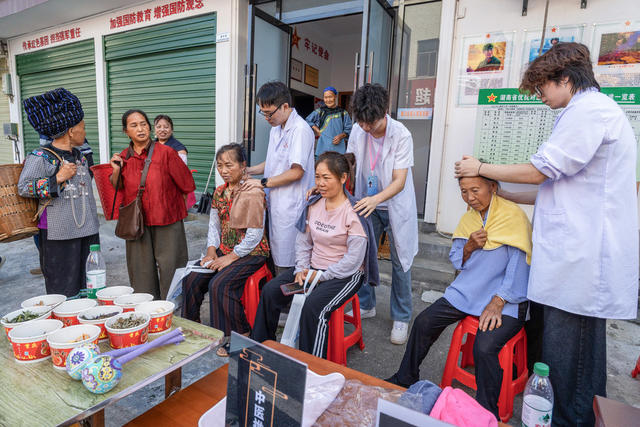 暑假下乡   义诊助农