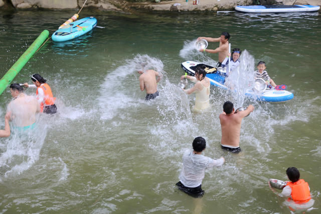 磨盘溪生态旅游区 溪流 泼水嬉戏，尽情享受夏日的清凉