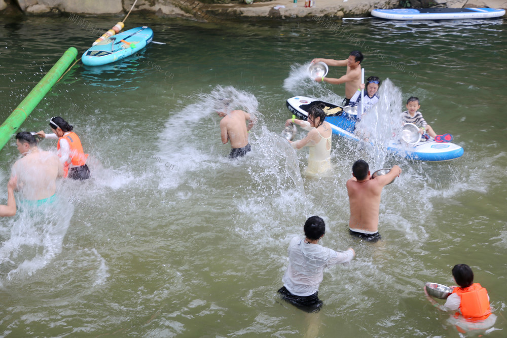 磨盘溪生态旅游区 溪流 泼水嬉戏，尽情享受夏日的清凉