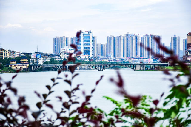 赧水河畔享清风