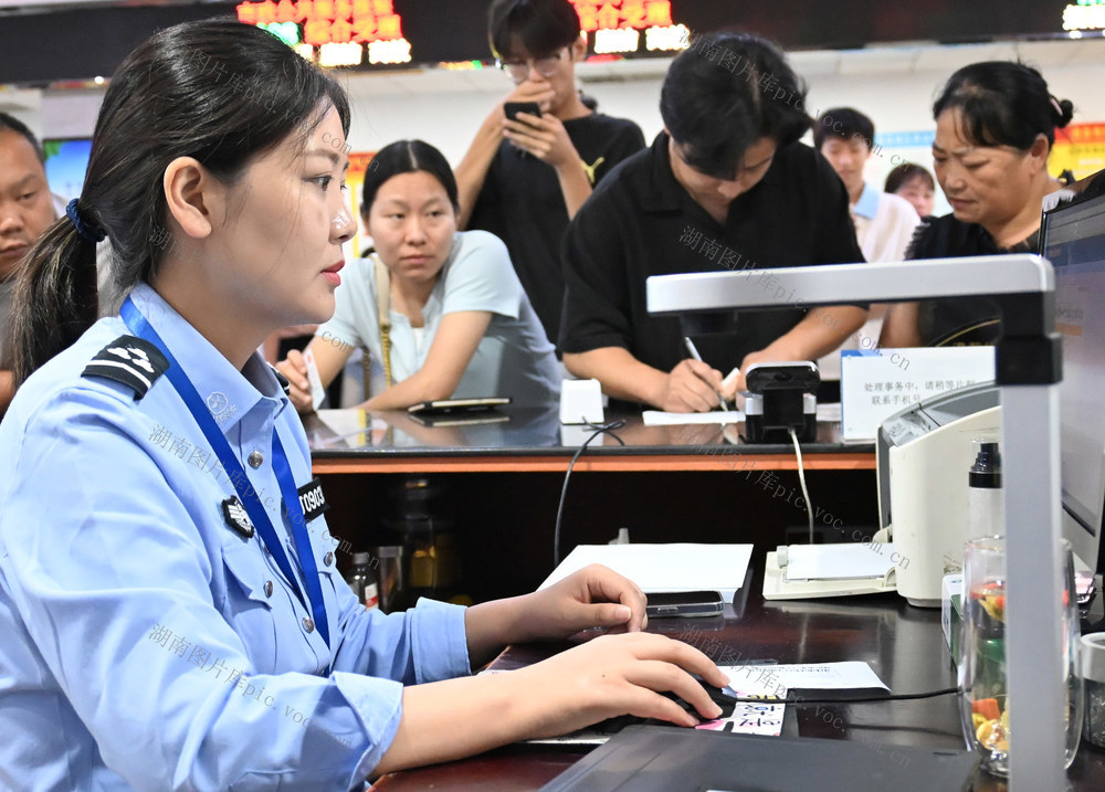 暑假  行政服务  身份证  出入境证件  