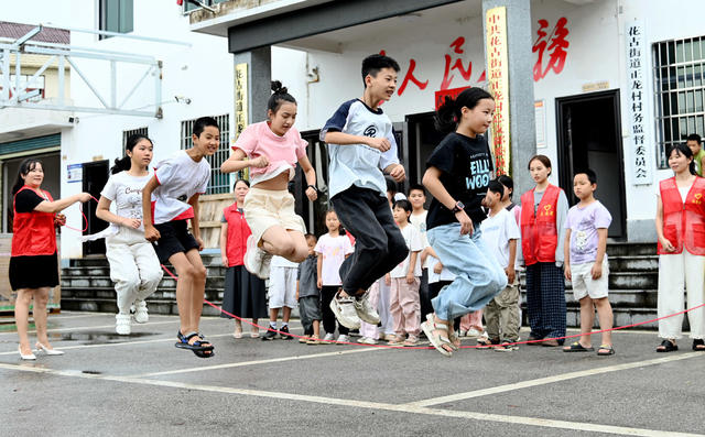 暑假,托管,公益,志愿者,大学生,运动,跳绳,荡秋千,留守儿童,看护,,社会实践,服务,活动