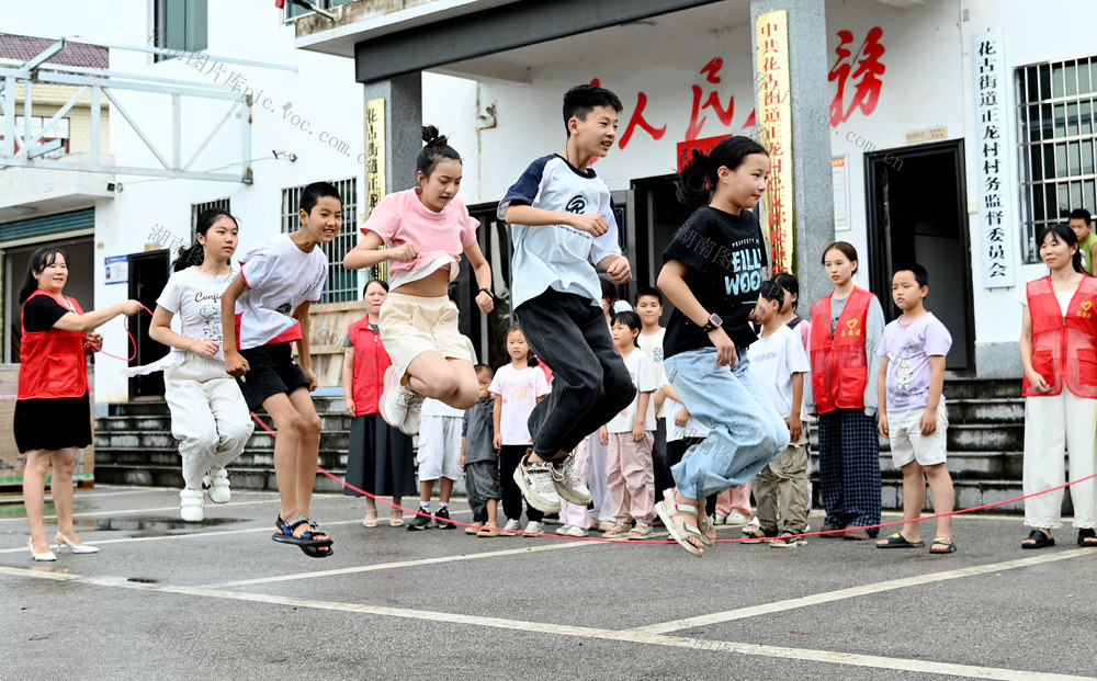 暑假,托管,公益,志愿者,大学生,运动,跳绳,荡秋千,留守儿童,看护,,社会实践,服务,活动