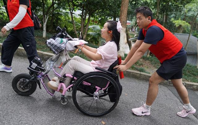 助轮友登高望远