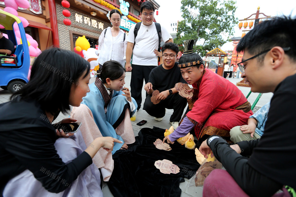 殷商，盘庚，城池，商人，交易，商币，大邑商，农产品，农家女，柴鸡，箩筐