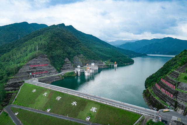 水库
绿水青山
群山
水面
乡村振兴
永州
江华
山水风光
航拍
自然
绿色