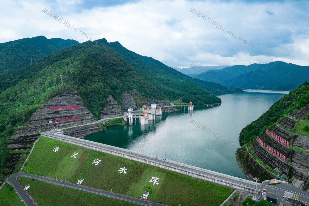 水库
绿水青山
群山
水面
乡村振兴
永州
江华
山水风光
航拍
自然
绿色