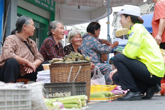 集市 宣传 交警 交通安全 宣传