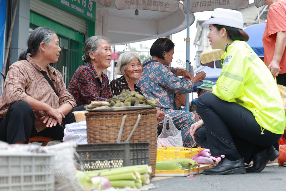 集市 宣传 交警 交通安全 宣传