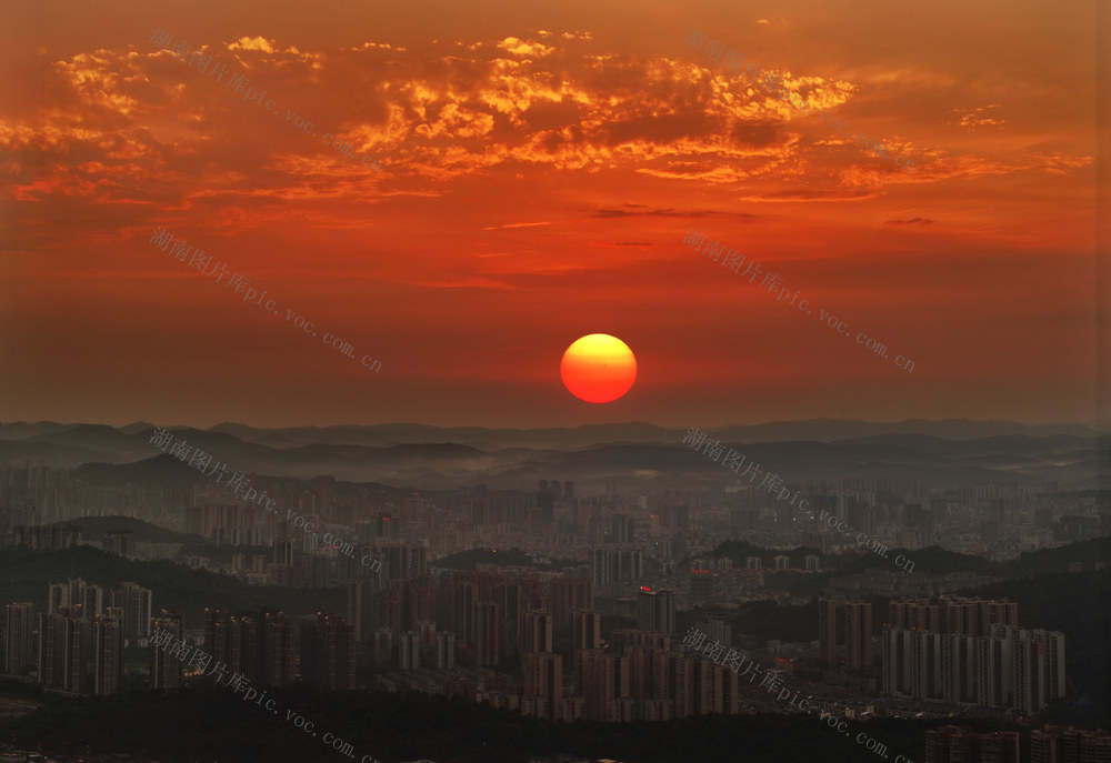 郴州  骤雨 绝美晚霞   夕照。 
 大雨  天空  夕阳 绝美  千里江山图  