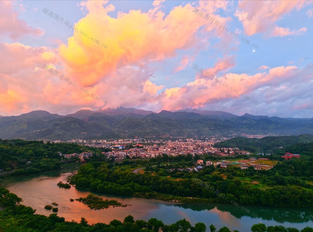 一抹晚霞妆新城