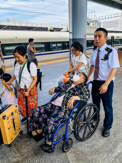 高铁站 爱心 轮椅 辅助老人 文明新风