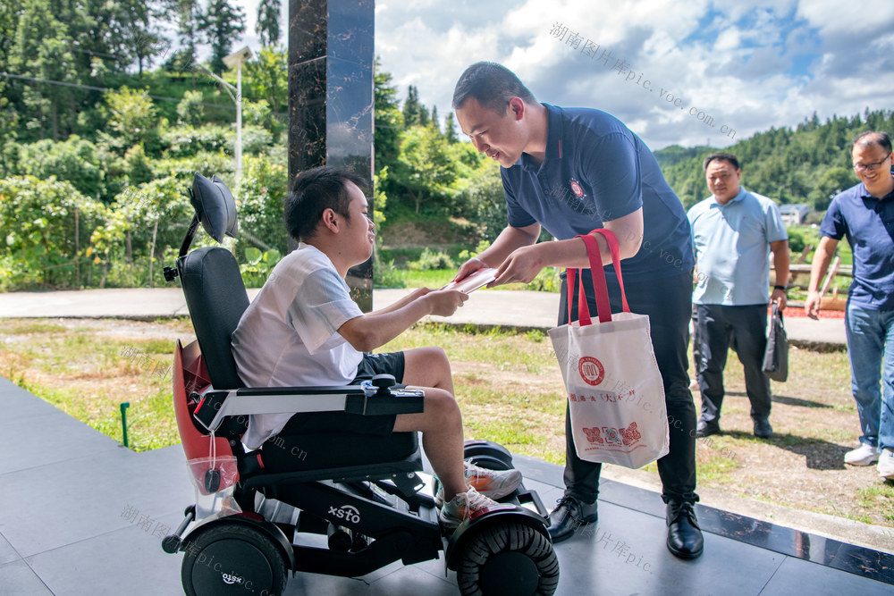 教育  助学  高考录取  关爱残疾人