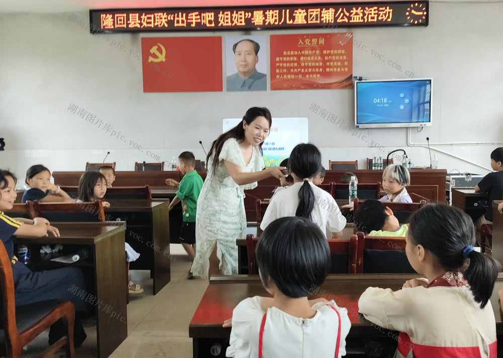 关爱留守儿童（图）

 

    7月31日，湖南省隆回县政法委、隆回县妇联爱心志愿者深入本县九龙村，开展留守儿童防溺水、防火防盗、防诈骗、防性侵等安全知识讲座，并教孩子们玩手鼓，和孩子一起互动游戏，陪留守儿童安全、快乐度暑假。