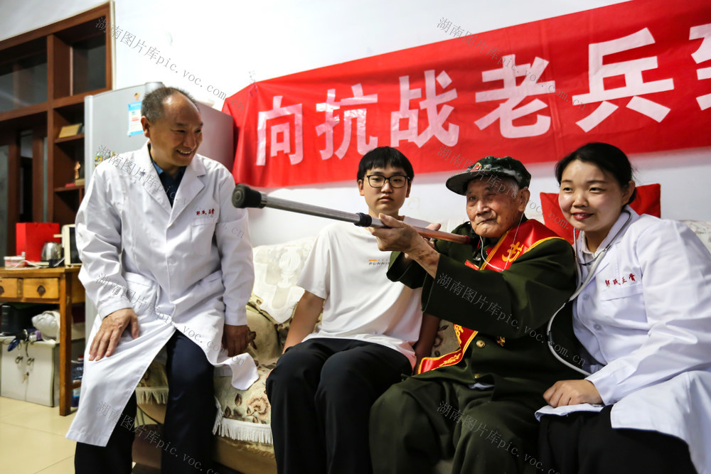 八一建军节，退役军人，看望慰问，抗战老兵，八路军，共产党，白衣天使，执业医师，准大学生，义诊，体检，骨密度，膝关节，骨伤科，郭氏正骨，中华源字号，河南老字号，非遗传承人