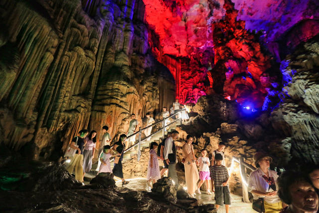 湖南  郴州  资兴市 
 东江湖  兜率岛  热度攀升  游客  溶洞 山水 
 暑期  文旅市场  持续升温 
