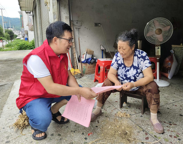 教育资助政策送上门（图）

 

    8月4日，湖南省隆回县教育局组织志愿者深入山界回族乡，走村入户宣讲教育资助政策，发送宣传资料，让国家资助政策家喻户晓。