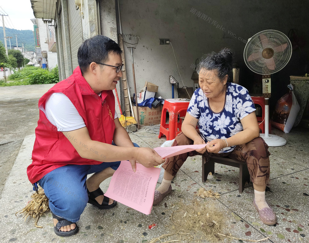 教育资助政策送上门（图）

 

    8月4日，湖南省隆回县教育局组织志愿者深入山界回族乡，走村入户宣讲教育资助政策，发送宣传资料，让国家资助政策家喻户晓。