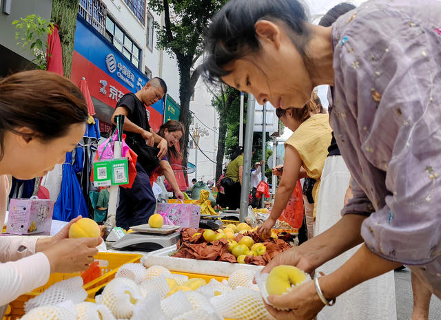 桂东黄桃、果农、市民、避暑旅居客人
南街核心路段、街头市集、临时销售点
政府搭台、助农增收、拓宽销路
交易活跃、果香满溢、烟火气
桂东、中国氧都
盛夏、丰收季