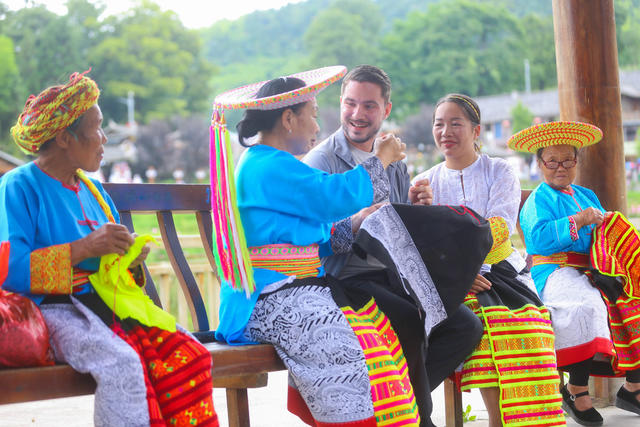 凉经济,热经济,经济,民俗,花瑶,避暑,旅居,外国游客,文旅,增收,绿水青山,民宿,村晚,非遗,旅游,高山气候,乡村