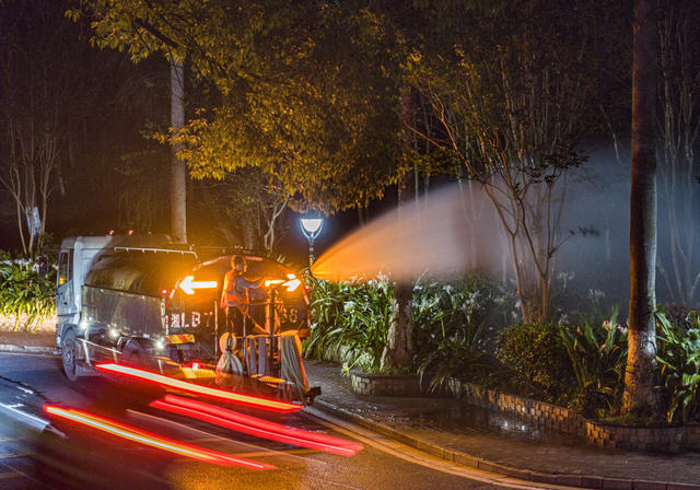 郴州市  苏仙区  王仙岭  广场  洒水车  浇灌绿化  养护人员  高温  错峰  绿植浇灌 
 草木补水  城市  环境  