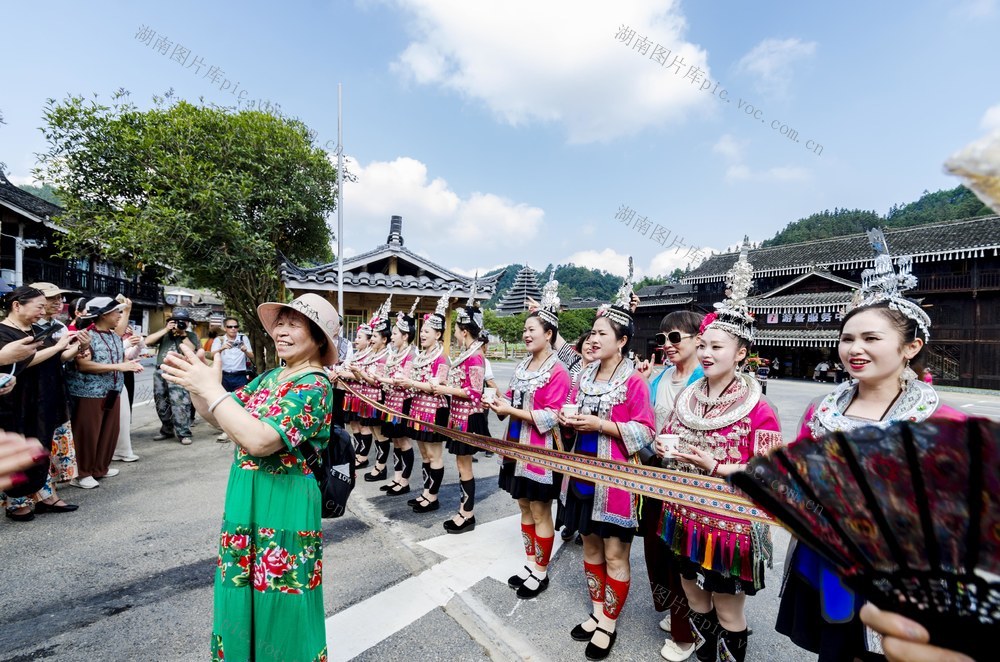 侗族 村民 游客 体验 乡村 习俗