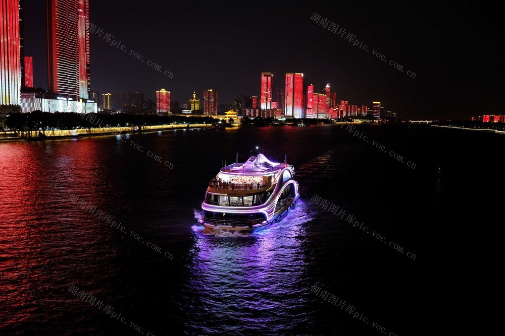 夜色朦胧，湘江