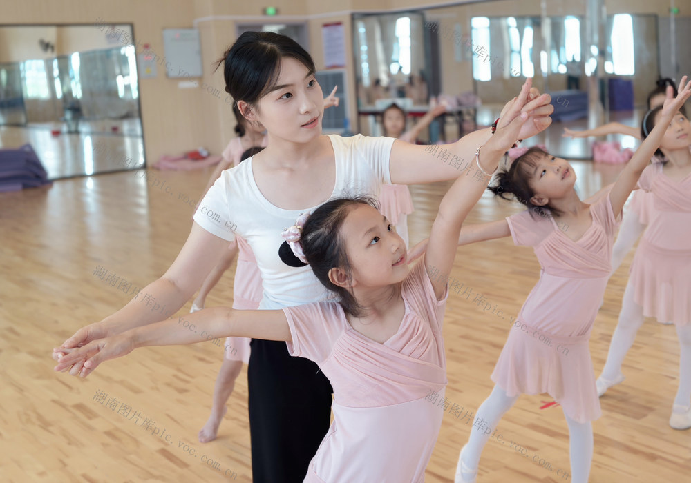 暑假 少儿 培训 免费 美术 书法 舞蹈 艺术 乐器 非洲鼓 孩子们