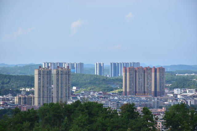 林城相融绘秋图