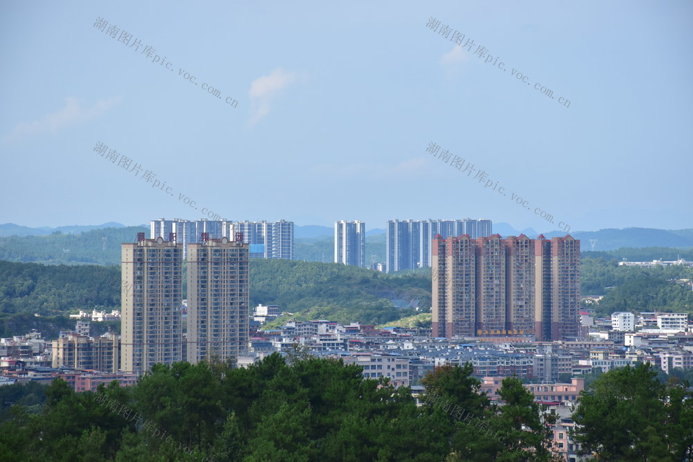 林城相融绘秋图