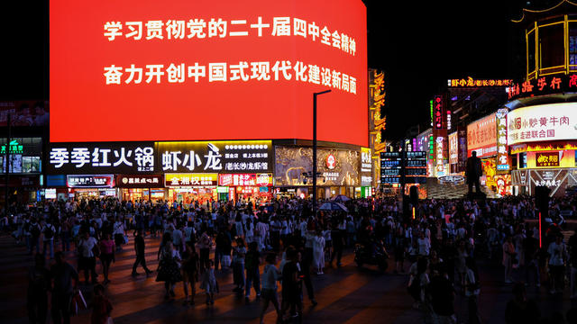 黄兴南路步行街灯火璀璨，