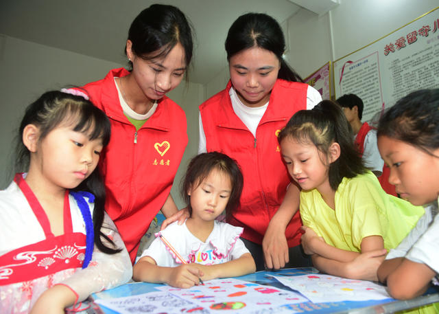 嘉禾：返乡大学生  情暖留守儿童